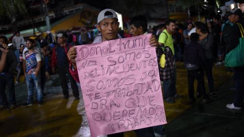 Un migrante hondureño protesta por los controles de visado y migración del gobierno de Donald Trump, el 19 de octubre de 2018.
