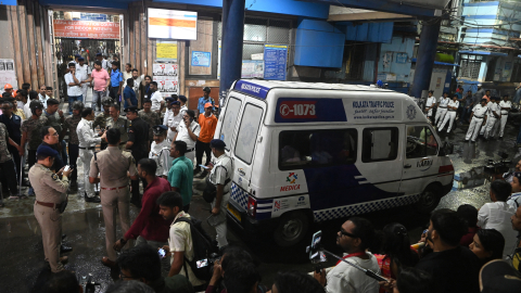 Una ambulancia que transporta a víctimas de una estampida en el festividal de Durga Puja, 17 de octubre de 2026.