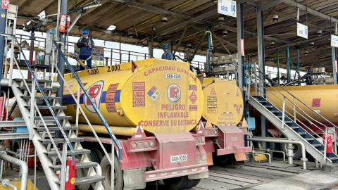 Tanqueros de carga de combustible en el Terminal de Productos Limpios Pascuales, en Guayaquil. Foto del 14 de junio de 2025, referencial.