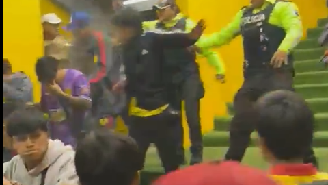 Hinchas tras el empate entre Aucas y Liga de Quito reciben gas pimienta de la Policía por incidentes en el estadio Gonzalo Pozo Ripalda, el sábado 17 de octubre de 2026.