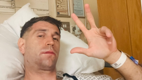 El arquero del Chelsea posa tras su operación de mandíbula, este domingo 18 de octubre, y muestra el número tres haciendo referencia a la victoria ante el Everton.