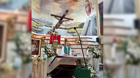 Momento exacto donde la cruz del altar se desprende y cae sobre un sacerdote, 18 de octubre de 2026.