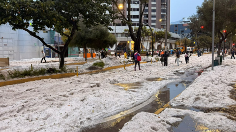 La avenida Cristóbal Colón, en el centro norte de Quito, cubierta de granizo, el 7 de octubre de 2026.