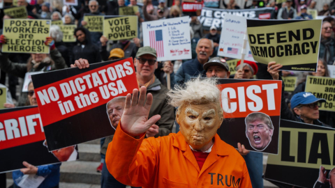 Una persona que lleva una máscara del presidente estadounidense Donald Trump y un uniforme de presidiario participa en una manifestación en Nueva York, el 17 de octubre de 2026.