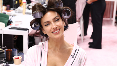 La modelo rusa Irina Shayk posa este domingo, durante la sesión de peluquería y maquillaje previa al desfile de Victorias Secret Fashion Show, 18 de octubre de 2026.