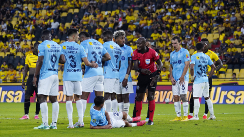El árbitro Augusto Aragón organiza una barrera de Universidad Católica durante el juego ante Barcelona SC, el 18 de octubre de 2026.