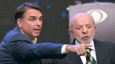 El presidente de Brasil y candidato presidencial, Luiz Inácio Lula da Silva, y el candidato presidencial brasileño de derecha, Flavio Bolsonaro, antes del debate de la segunda vuelta, 18 de octubre de 2026.