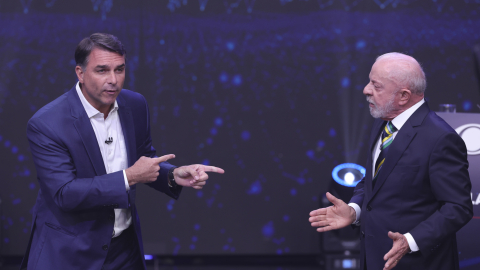 Luiz Inácio Lula da Silva y el opositor Flávio Bolsonaro discuten durante el primer debate presidencial antes de la segunda vuelta, 18 de octubre de 2026.