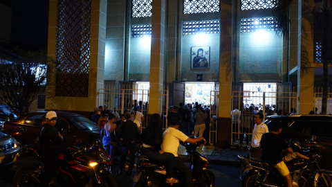 Feligreses en la misa por la muerte del sacerdote Patricio Sánchez en la iglesia Perpetuo Socorro en Guayaquil, 18 de octubre de 2026.