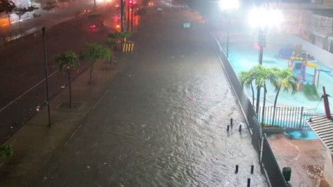 Una calle inundada en Guayaquil durante la madrugada de este lunes 19 de octubre, tras las intensas lluvias registradas en la ciudad.