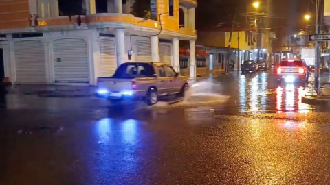 Calles inundadas en Pasaje, provincia de El Oro, el domingo 18 de octubre de 2026, debido a las fuertes lluvias.
