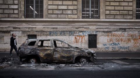 Un carro calcinado tras las protestas contra el alto costo de la vida en el centro de París, Francia, el 19 de octubre de 2026.