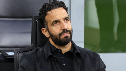 El entrenador del AC Milan, Ruben Amorim, reacciona durante el partido de la Serie A italiana entre el AC Milan y el Atalanta en Milán, Italia, el 18 de octubre de 2026.