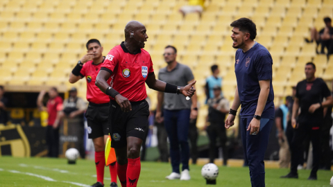 El árbitro Augusto Aragón conversa con el técnico de Universidad Católica, Diego Martínez, durante el partido del domingo 18 de octubre de 2026 ante Barcelona SC.