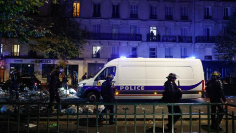 Policías franceses vigilan los alrededores de la plaza de la República durante una jornada de protestas contra el alto costo de vida en París, el 18 de octubre de 2026.