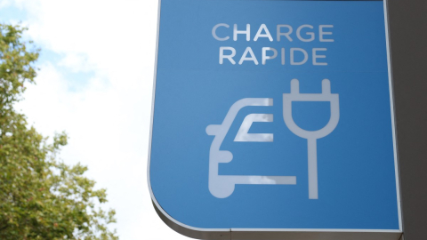 Un letrero muestra una estación de recarga rápida para autos eléctricos en París, el 16 de septiembre de 2026.