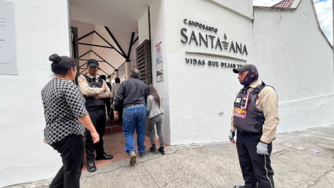 Los restos del sacerdote Patricio Sánchez son velados en el camposanto Santa Ana, de Cuenca, el 19 de octubre de 2026.