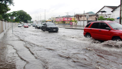 Una de las avenidas que resultaron anegadas en el norte de Guayaquil tras las fuertes lluvias del 19 de octubre de 2026.