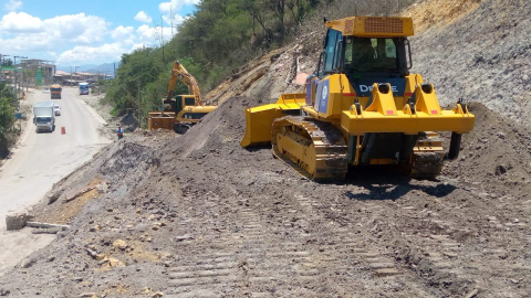 Maquinaria del Ministerio de Infraestructura y Transporte en el km 60 de la vía Cuenca-Girón-Pasaje, el 8 de octubre de 2026, en el sector de El Ramal.