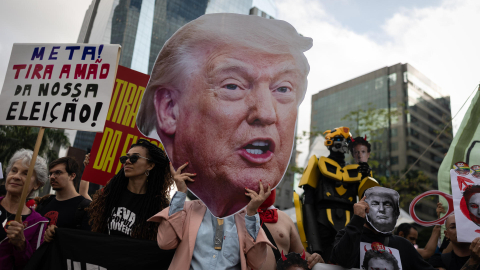 Un manifestante sostiene una imagen de Donald Trump durante una protesta contra Meta por supuesta injerencia electoral, en São Paulo, Brasil, el 19 de octubre de 2026.