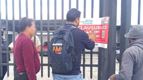 Imagen de clausura de concesionaria de camiones en Quitumbe, sur de Quito, 19 de octubre de 2026.