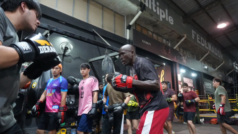 El exdeportista ecuatoriano Segundo Mercado imparte una clase de boxeo en la sede de JAB Boxing, en Los Ceibos, al norte de Guayaquil, el 19 de octubre de 2026.