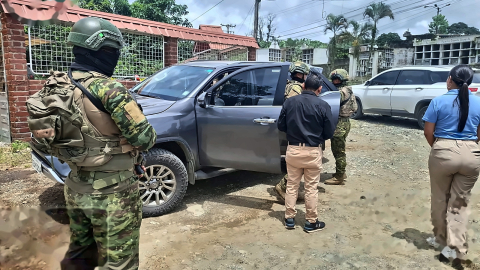 Carro interceptado con dinero en efectivo en Caluma, provincia de Bolívar, el 19 de octubre de 2026.