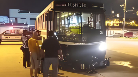 Imagen del accidente que involucró a una unidad de la Metrovía en Guayaquil la noche de este 19 de octubre de 2026