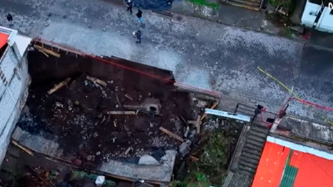 Derrumbe de un muro y daños en una vía de La Argelia Baja, en el sur de Quito, debido a las lluvias.