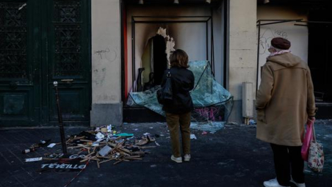 Escombros en una calle de París tras los enfrentamientos durante las protestas contra el alto costo de vida.