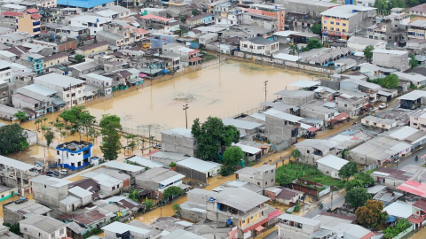Vista aérea de la parroquia Tenguel, completamente inundada tras el desbordamiento del río del mismo nombre, Guayaquil, el 19 de octubre de 2026.