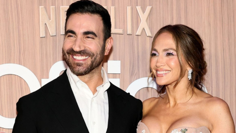 Brett Goldstein y Jennifer López asisten al estreno para fans de 'Turbulencia en la Oficina', en el Regal Union Square, el 2 de junio de 2026, en Nueva York.