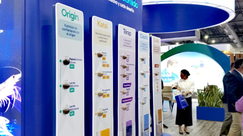Empresas de alimento balanceado de camarón exponen sus productos en Aquaexpo International 2026.