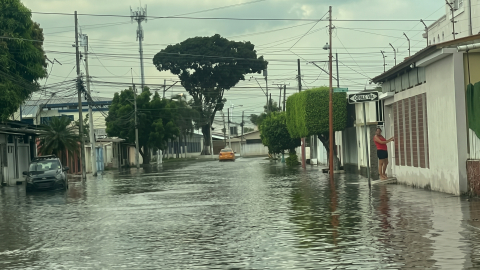 Calles anegadas en la ciudadela 9 de Octubre, al sur de Guayaquil, la mañana del 19 de octubre de 2026, tras lluvias intensas que provocaron más de 40 emergencias por acumulación de agua en la ciudad.
