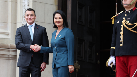 La presidenta de Perú, Keiko Fujimori saluda a su homólogo de Ecuador, Daniel Noboa, previo al inicio de la reunión bilateral del 20 de octubre de 2026.