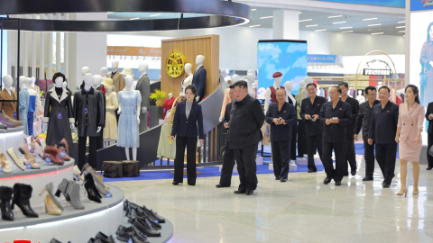 El dictador de Corea del Norte, Kim Jong Un, en una feria texti y de calzado en su país, el 20 de octubre de 2026.