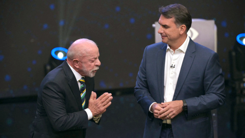 El presidente de Brasil y candidato presidencial, Luiz Inácio Lula da Silva y el candidato presidencial brasileño de derecha, Flavio Bolsonaro en el debate presidencial, 18 de octubre de 2026.