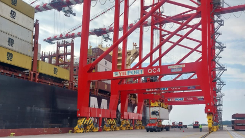 Operación de descarga y embarque de contenedores en Puerto Bolívar, en la provincia de El Oro, en septiembre de 2026.