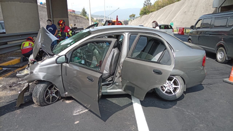 Bomberos atienden una emergencia por un accidente de tránsito en Quito, el 17 de octubre de 2026.