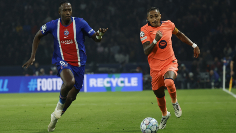 Willian Pacho marcando a Raphinha durante el partido entre el PSG y el FC Barcelona por la tercera fecha de la UEFA Champions League este martes 20 de octubre de 2026.