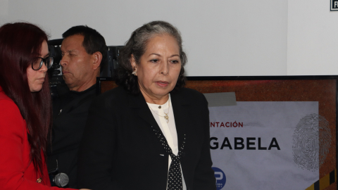Patricia Ochoa, viuda del general Gabela, durante una rueda de prensa en Quito el 12 de julio de 2023.