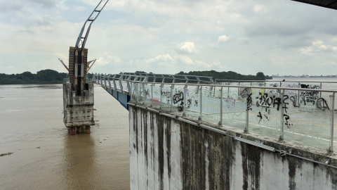 El tramo basculante del puente Durán–Santay permanece elevado e impide el paso peatonal hacia la isla, el 14 de octubre de 2026.