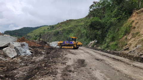 Maquinaria realiza trabajos de limpieza en la vía E59 Cuenca – Girón – Pasaje, km 99, el 20 de octubre de 2026.