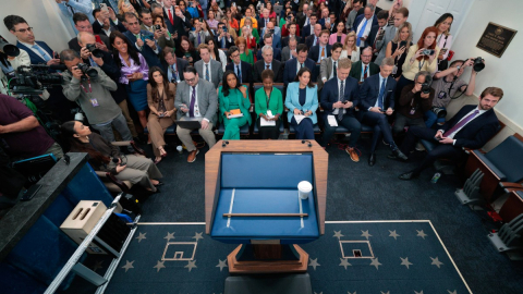 Los periodistas aguardan por una conferencia en la Sala de Prensa James S. Brady de la Casa Blanca, el 13 de octubre de 2026 en Washington, D. C.