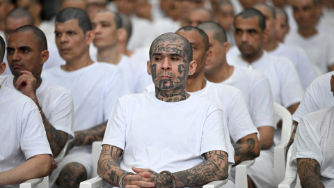 Presuntos miembros de la pandilla Mara Salvatrucha (MS-13) asisten a una audiencia judicial a distancia mediante videoconferencia, en El Salvador, 23 de abril de 2026.