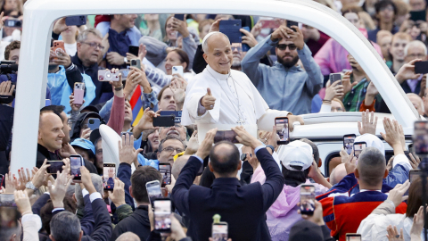 El papa León XIV saluda a los fieles durante su audiencia general en el Vaticano.