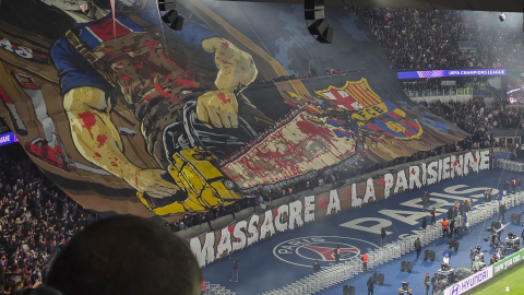 Pancarta que los ultras del París Saint-Germain que desplegaron en los graderías del Parque de los Príncipes antes del partido frente al FC Barcelona, por la Champions League, el martes 20 de octubre de 2026.