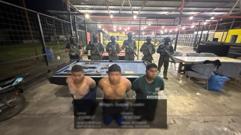 Tres hombres fueron detenidos mientras custodiaban una hacienda, donde se hallaron decenas de armas y municiones, Milagro, Guayas, 21 de octubre de 2026.