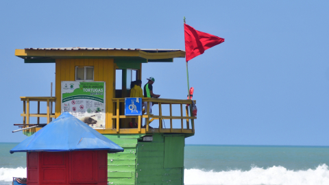 Una bandera roja durante un oleaje en una playa de Ecuador, 28 de diciembre de 2024.