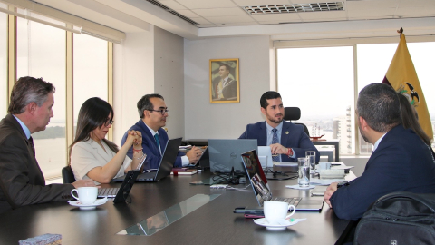 El ministro de Desarrollo Económico Bernardo Cordovez, en una reunión con representantes del Banco CAF, 16 de octubre de 2026.
